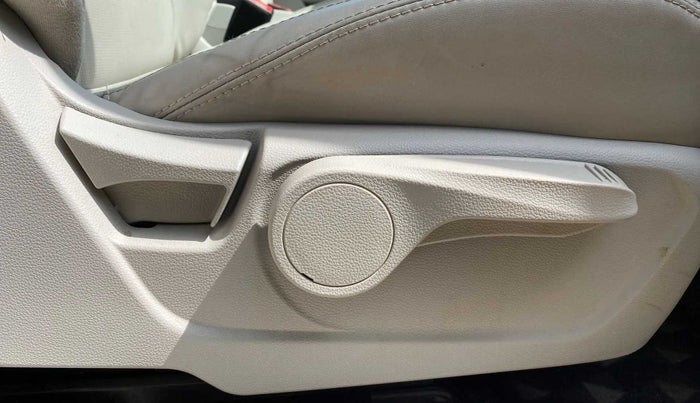 2022 Mahindra XUV300 W8 (O) 1.2 PETROL, Petrol, Manual, 27,299 km, Driver Side Adjustment Panel