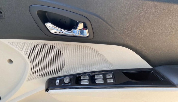 2022 Mahindra XUV300 W8 (O) 1.2 PETROL, Petrol, Manual, 27,299 km, Driver Side Door Panels Control