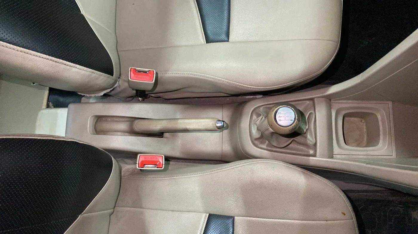 2014 Maruti Swift Dzire VXI, Petrol, Manual, 24,422 km, Gear Lever