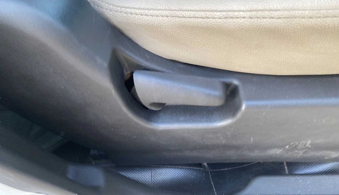 2017 Maruti Wagon R 1.0 LXI CNG, CNG, Manual, 93,101 km, Driver Side Adjustment Panel