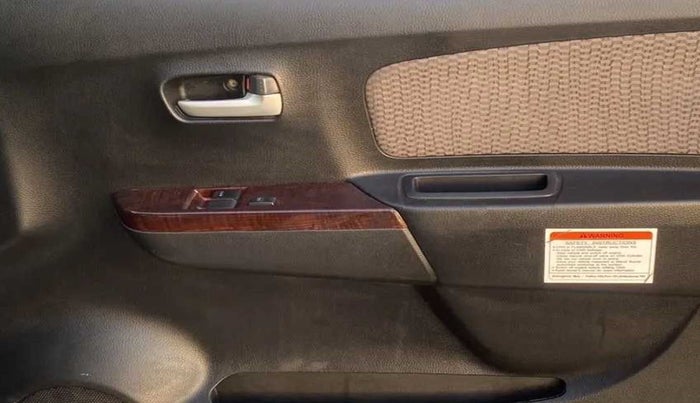 2017 Maruti Wagon R 1.0 LXI CNG, CNG, Manual, 93,101 km, Driver Side Door Panels Control