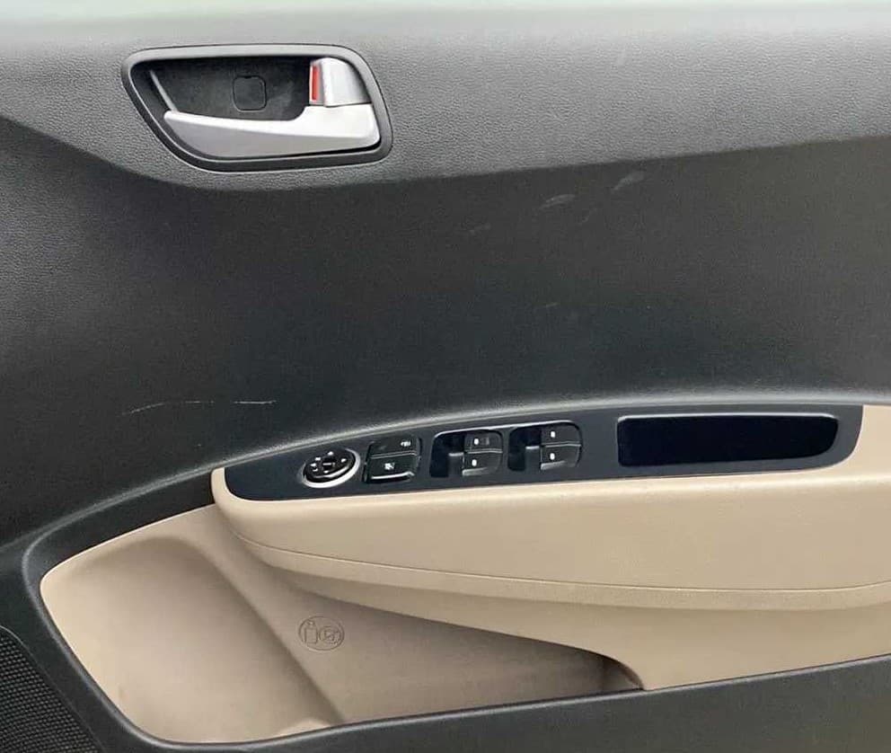 2017 Hyundai Grand i10 SPORTZ 1.2 KAPPA VTVT, Petrol, Manual, 39,088 km, Driver Side Door Panels Control