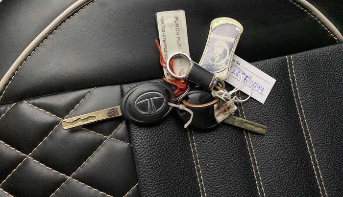 2023 Tata PUNCH PURE MT, Petrol, Manual, 38,444 km, Key Close Up
