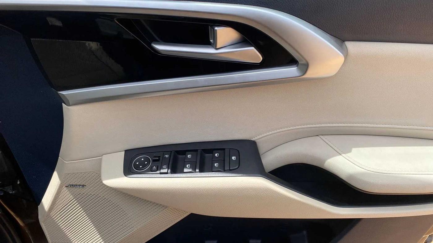 2022 KIA CARENS LUXURY PLUS 1.4 PETROL DCT 6 STR, Petrol, Automatic, 21,693 km, Driver Side Door Panels Control