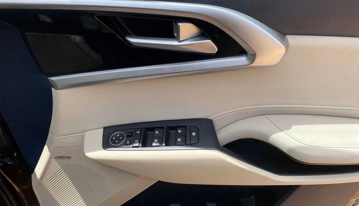 2022 KIA CARENS LUXURY PLUS 1.4 PETROL DCT 6 STR, Petrol, Automatic, 21,693 km, Driver Side Door Panels Control