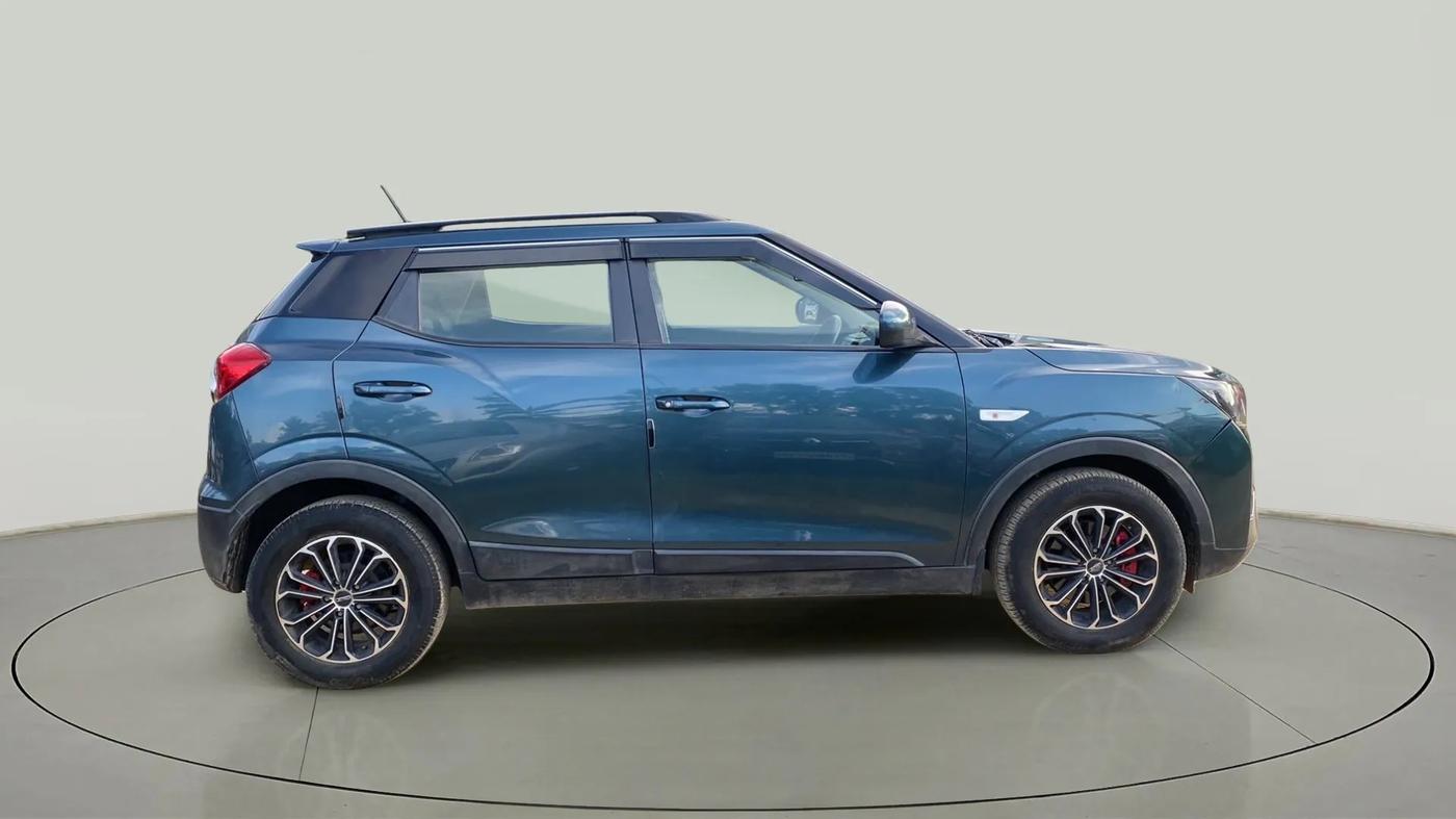2019 Mahindra XUV300 W6 1.2 PETROL, Petrol, Manual, 79,535 km, Right Side View