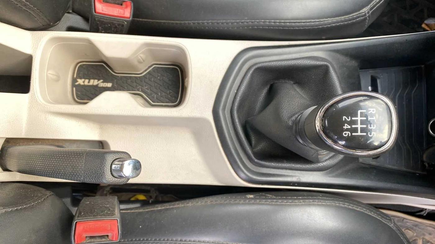 2019 Mahindra XUV300 W6 1.2 PETROL, Petrol, Manual, 79,535 km, Gear Lever