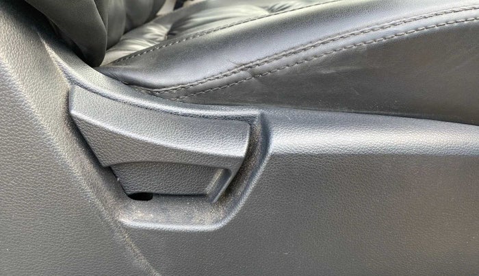 2019 Mahindra XUV300 W6 1.2 PETROL, Petrol, Manual, 79,535 km, Driver Side Adjustment Panel