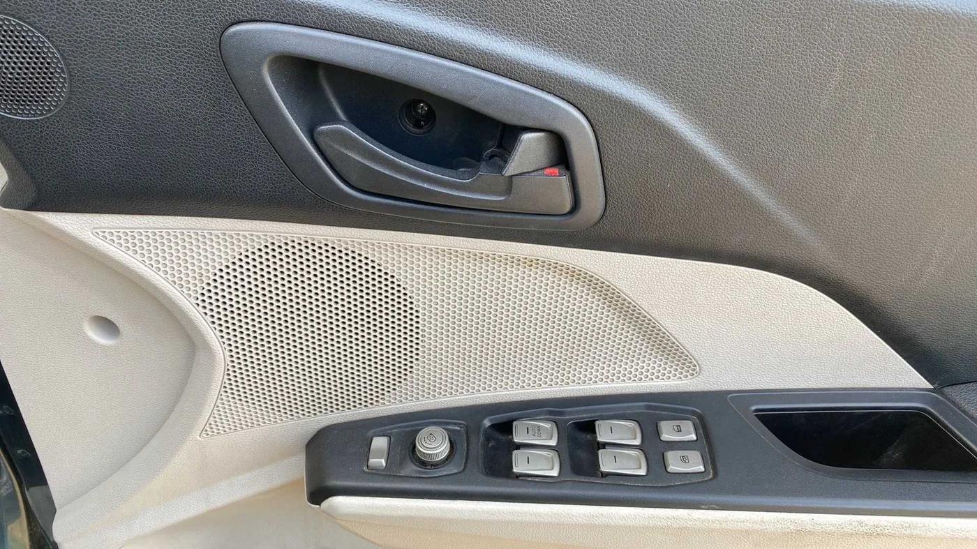 2019 Mahindra XUV300 W6 1.2 PETROL, Petrol, Manual, 79,535 km, Driver Side Door Panels Control