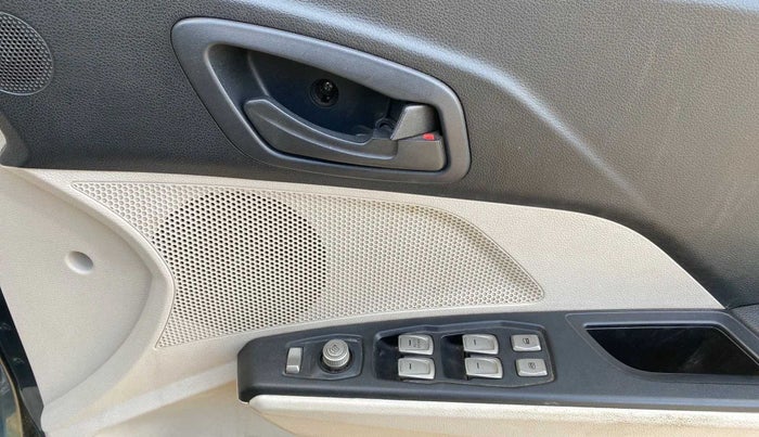 2019 Mahindra XUV300 W6 1.2 PETROL, Petrol, Manual, 79,535 km, Driver Side Door Panels Control