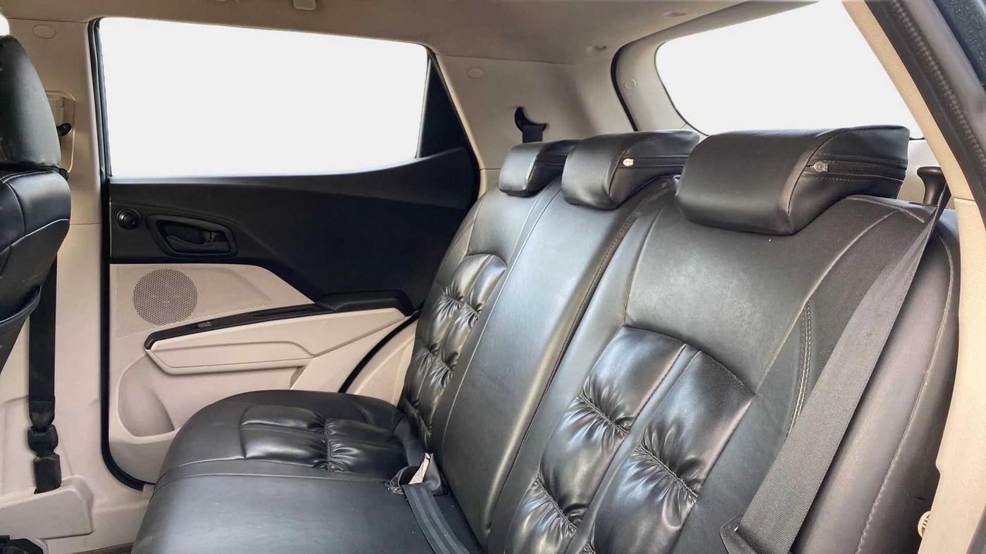 2019 Mahindra XUV300 W6 1.2 PETROL, Petrol, Manual, 79,535 km, Right Side Rear Door Cabin