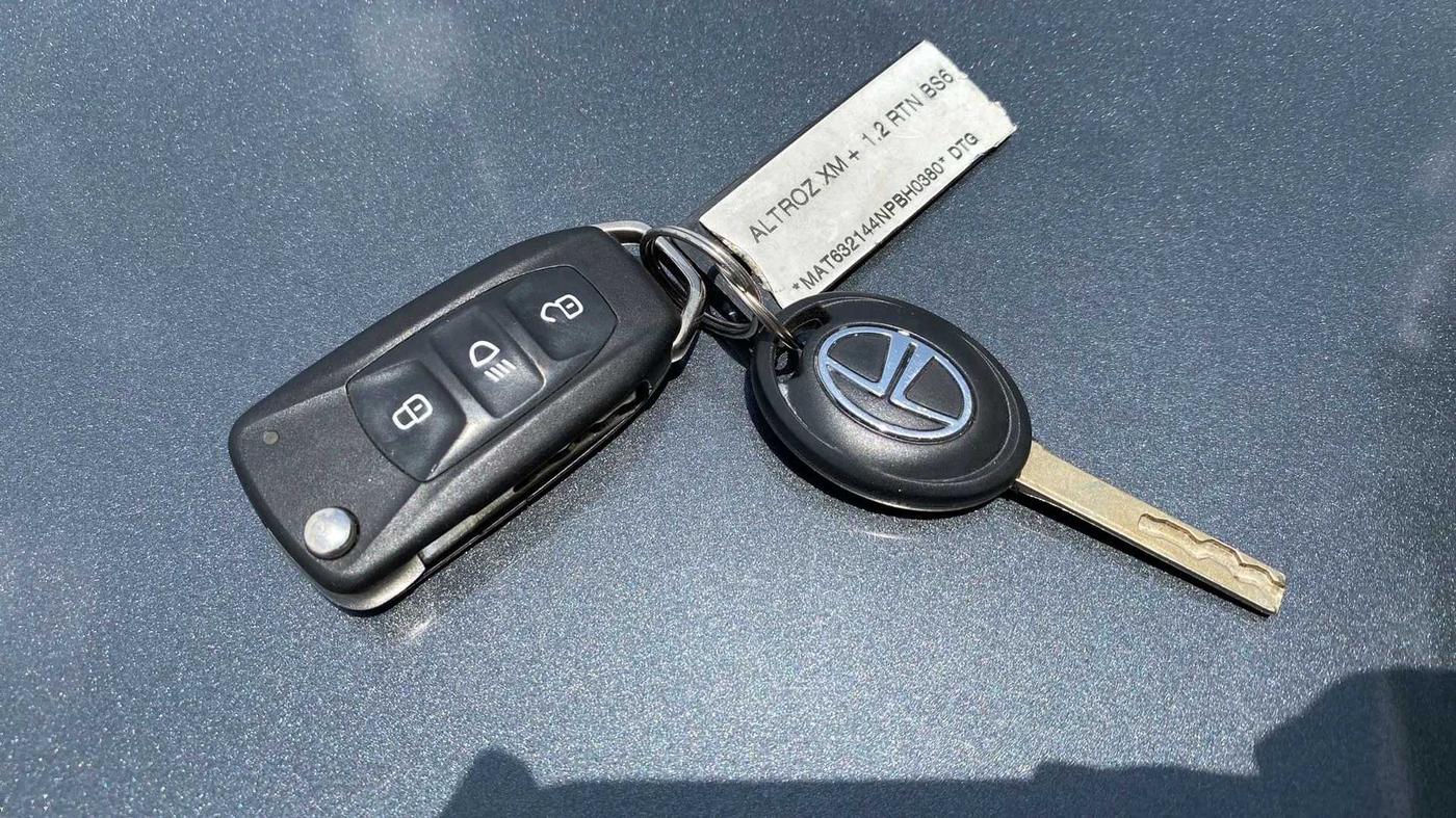 2022 Tata ALTROZ XM PLUS PETROL, Petrol, Manual, 15,863 km, Key Close Up