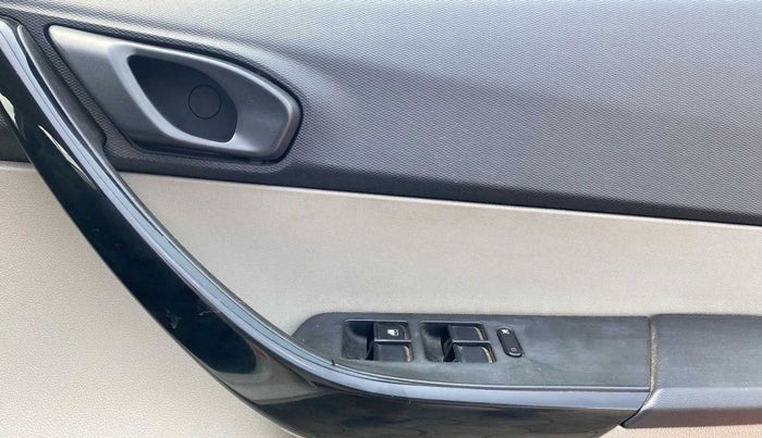 2018 Tata Tiago XT PETROL, Petrol, Manual, 62,897 km, Driver Side Door Panels Control