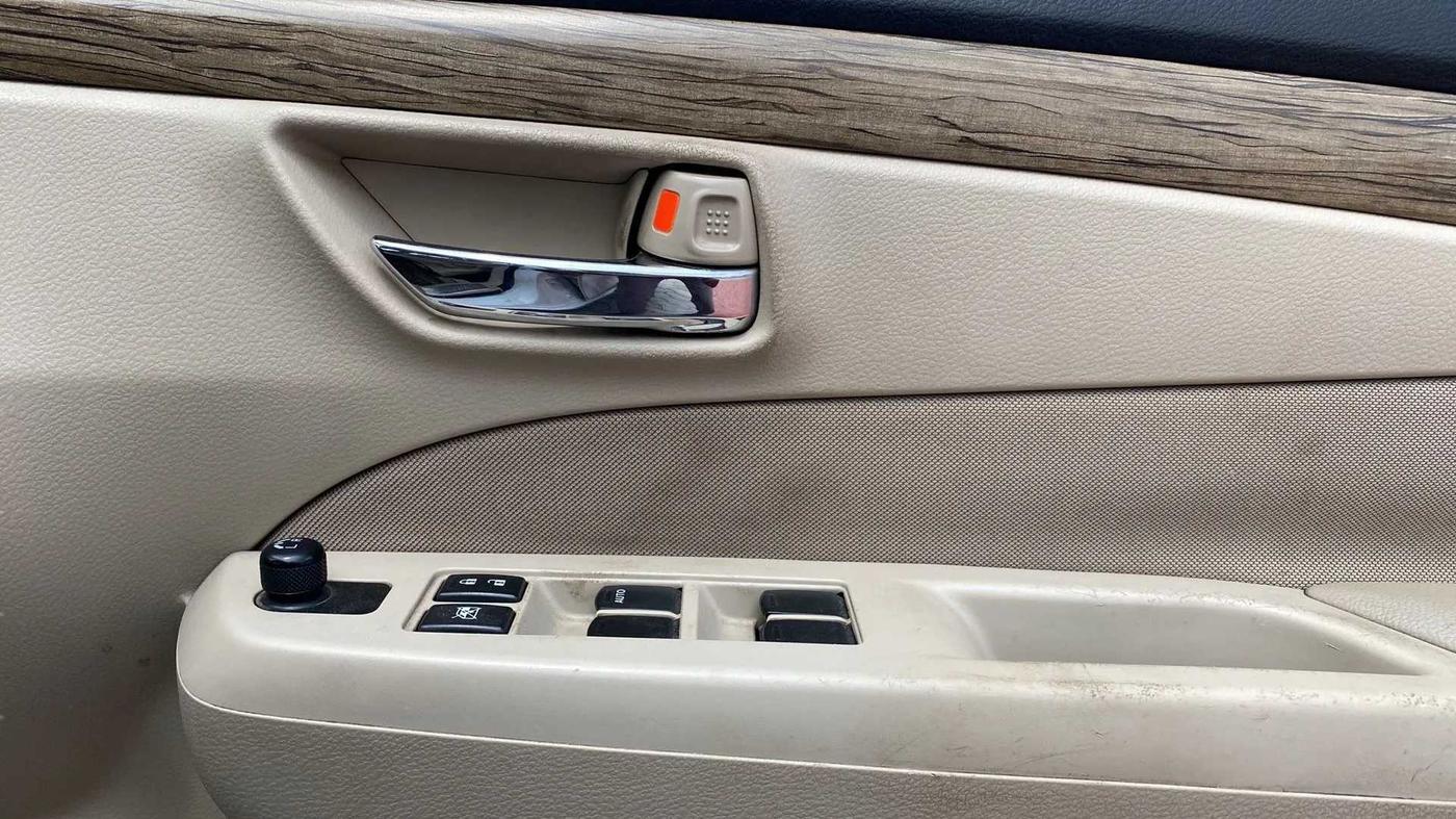 2018 Maruti Ciaz DELTA 1.5 SHVS MT PETROL, Petrol, Manual, 65,365 km, Driver Side Door Panels Control