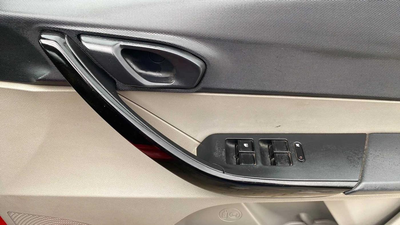 2018 Tata Tiago XT PETROL, Petrol, Manual, 51,761 km, Driver Side Door Panels Control