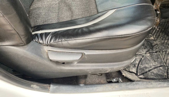 2017 Hyundai Eon ERA +, CNG, Manual, 61,281 km, Driver Side Adjustment Panel