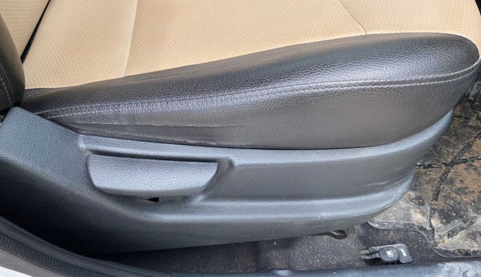 2016 Hyundai Eon ERA +, Petrol, Manual, 61,423 km, Driver Side Adjustment Panel