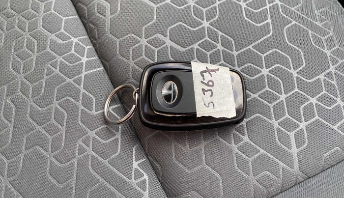 2020 Tata ALTROZ XZ PETROL, Petrol, Manual, 51,406 km, Key Close Up
