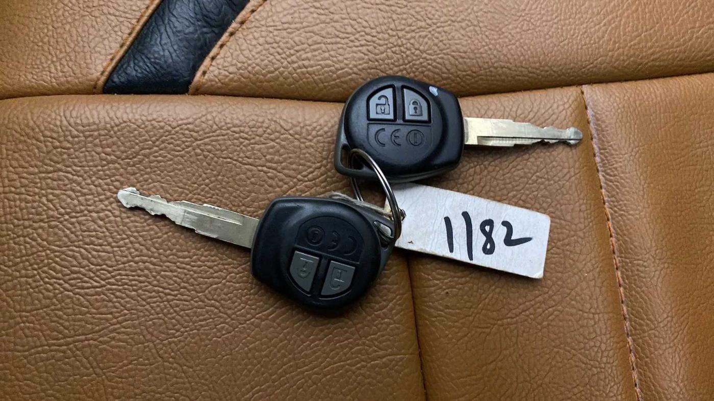 2018 Maruti Dzire VXI AMT, Petrol, Automatic, 1,05,458 km, Key Close Up