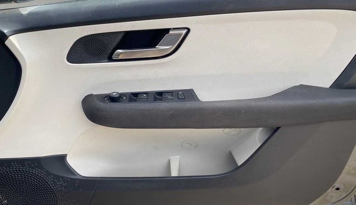 2022 Tata ALTROZ XZ PETROL, Petrol, Manual, 30,459 km, Driver Side Door Panels Control