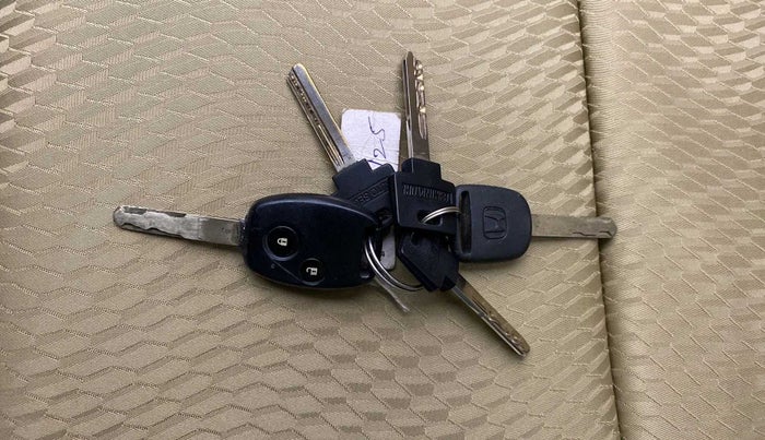2015 Honda Amaze 1.2L I-VTEC SX, Petrol, Manual, 1,21,870 km, Key Close Up