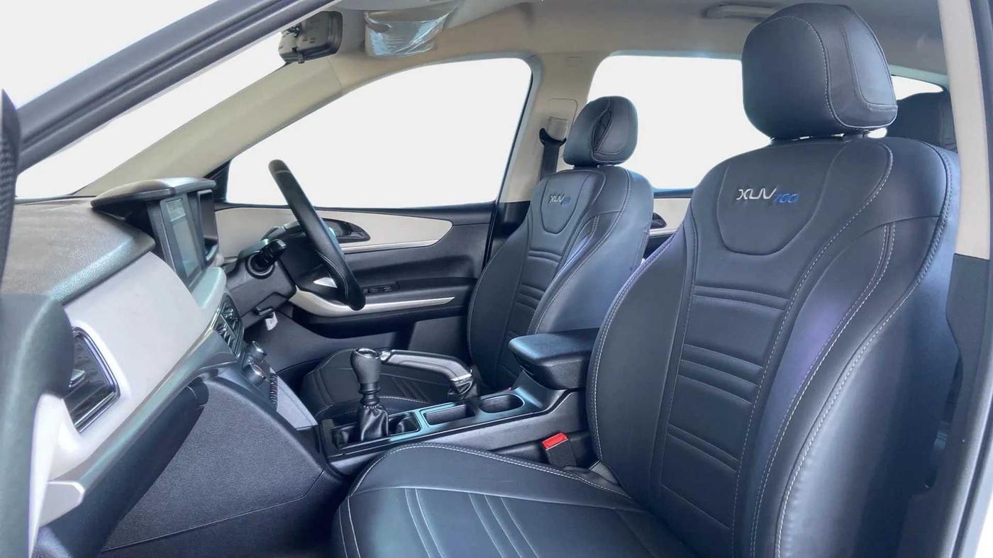 2023 Mahindra XUV700 MX P MT 5 STR, Petrol, Manual, 22,455 km, Right Side Front Door Cabin