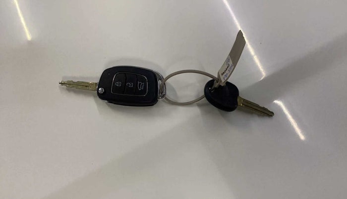 2022 Hyundai VENUE S+ 1.2, Petrol, Manual, 26,508 km, Key Close Up