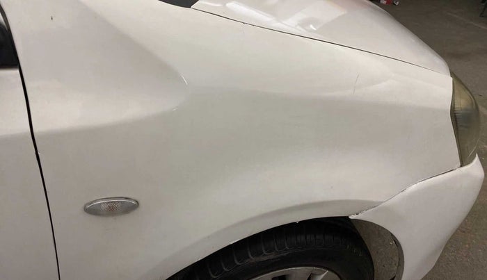 2011 Toyota Etios G, Petrol, Manual, 1,01,740 km, Right fender - Lining missing