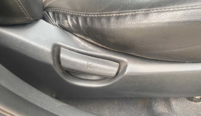 2017 Hyundai Grand i10 MAGNA 1.2 KAPPA VTVT, CNG, Manual, 77,433 km, Driver Side Adjustment Panel