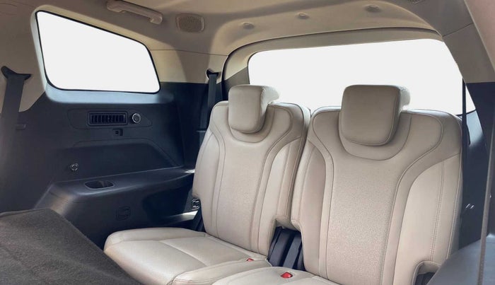 2022 Mahindra XUV700 AX 7 LUXURY D AT 7 STR, Diesel, Automatic, 42,398 km, Third Seat Row ( optional )