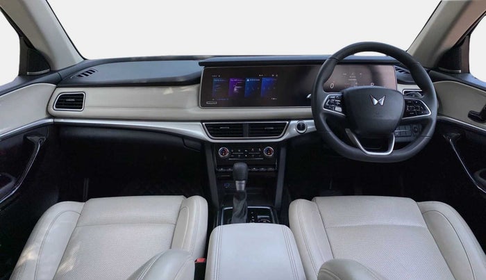 2022 Mahindra XUV700 AX 7 LUXURY D AT 7 STR, Diesel, Automatic, 42,398 km, Dashboard