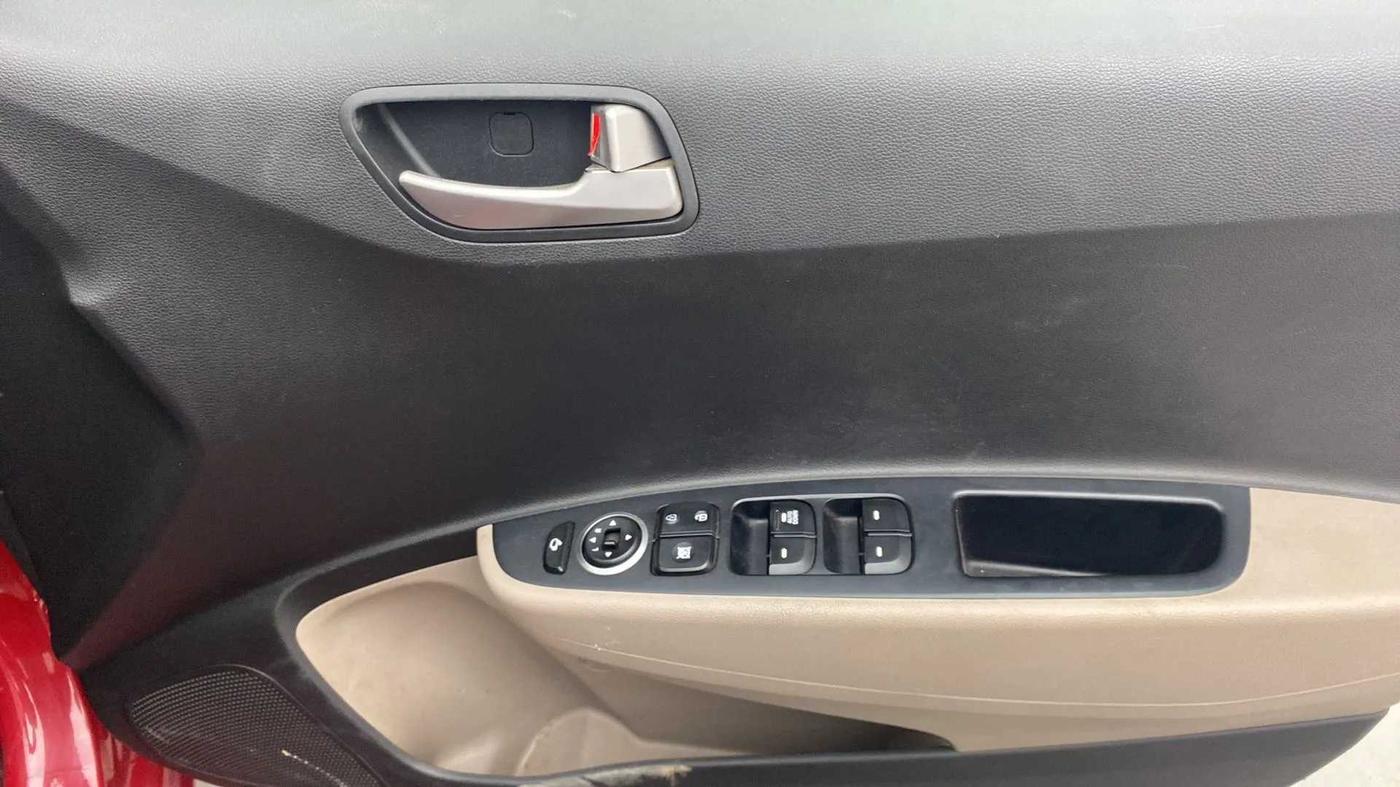 2014 Hyundai Xcent SX 1.2 (O), Petrol, Manual, 53,582 km, Driver Side Door Panels Control