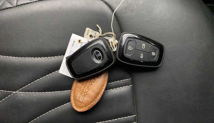 2018 Tata NEXON XZ PLUS PETROL, Petrol, Manual, 19,218 km, Key Close Up