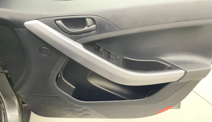 2021 Tata NEXON XMA SUNROOF PETROL, Petrol, Automatic, 34,594 km, Driver Side Door Panels Control
