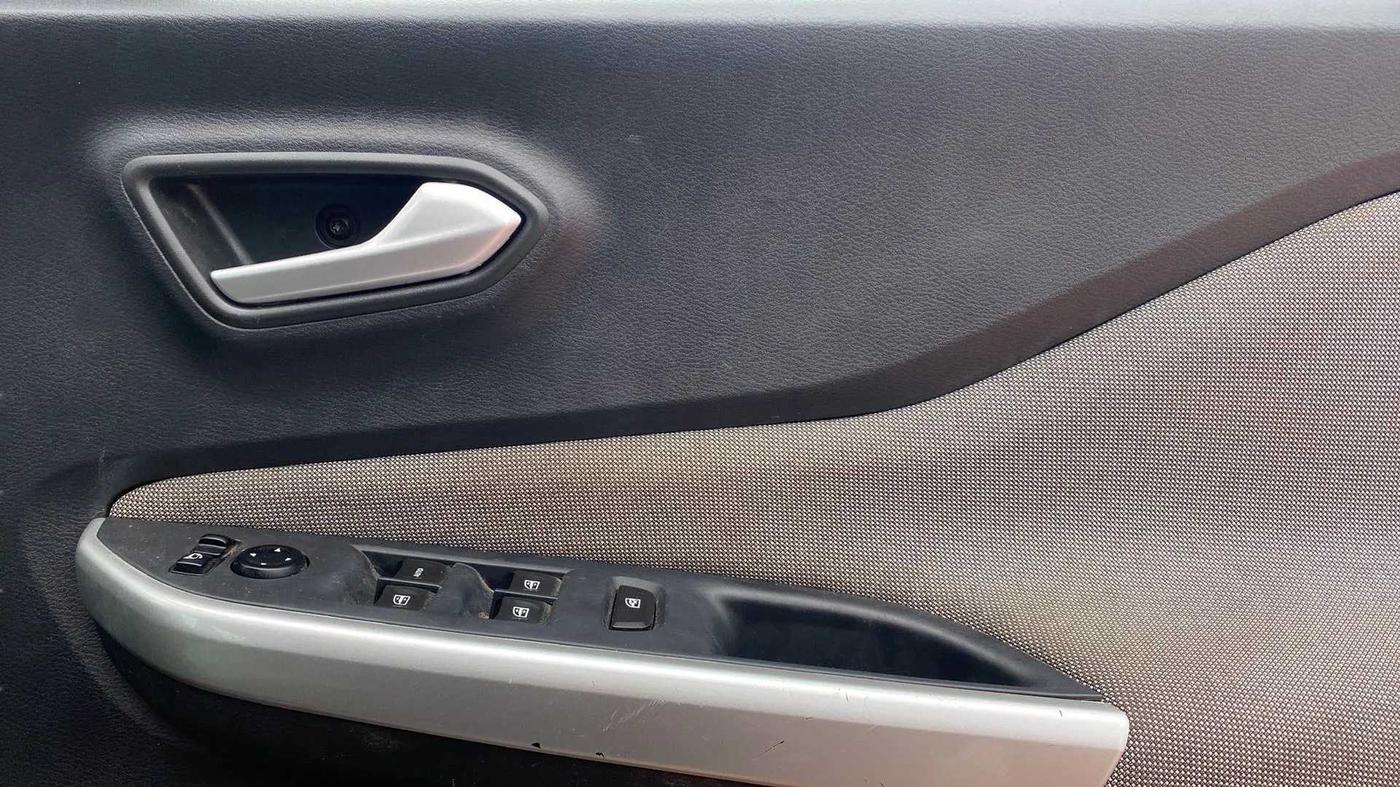 2022 Nissan MAGNITE XV MT, Petrol, Manual, 24,462 km, Driver Side Door Panels Control