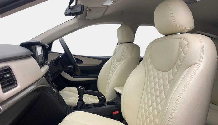 2022 Mahindra XUV700 MX P MT 5 STR, Petrol, Manual, 7,783 km, Right Side Front Door Cabin