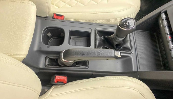 2022 Mahindra XUV700 MX P MT 5 STR, Petrol, Manual, 7,783 km, Gear Lever