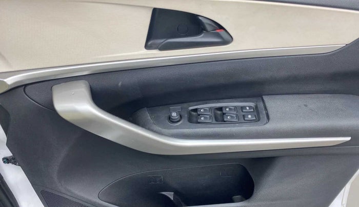 2022 Mahindra XUV700 MX P MT 5 STR, Petrol, Manual, 7,783 km, Driver Side Door Panels Control