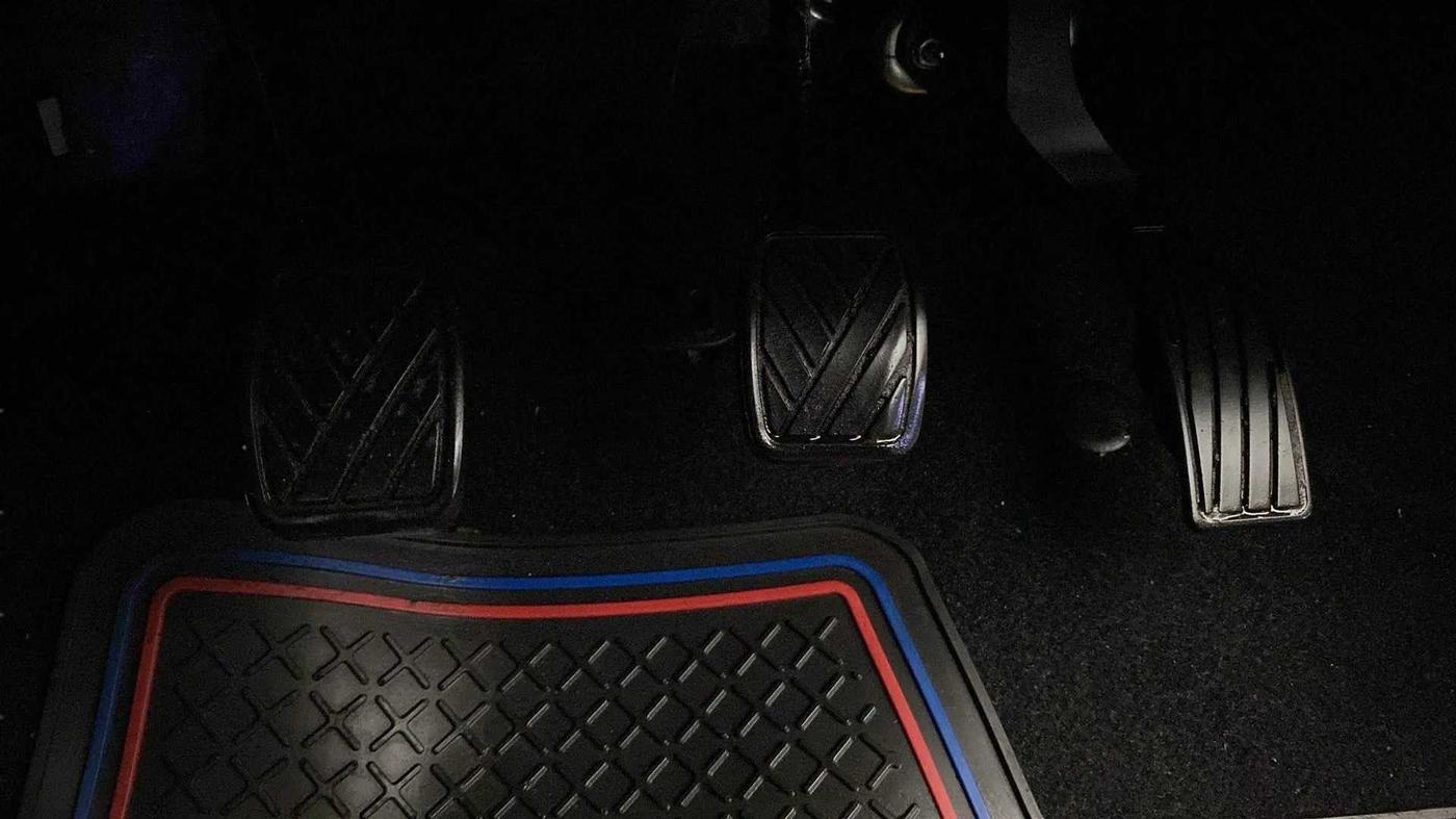 2014 Maruti Swift VXI, Petrol, Manual, 15,033 km, Pedals