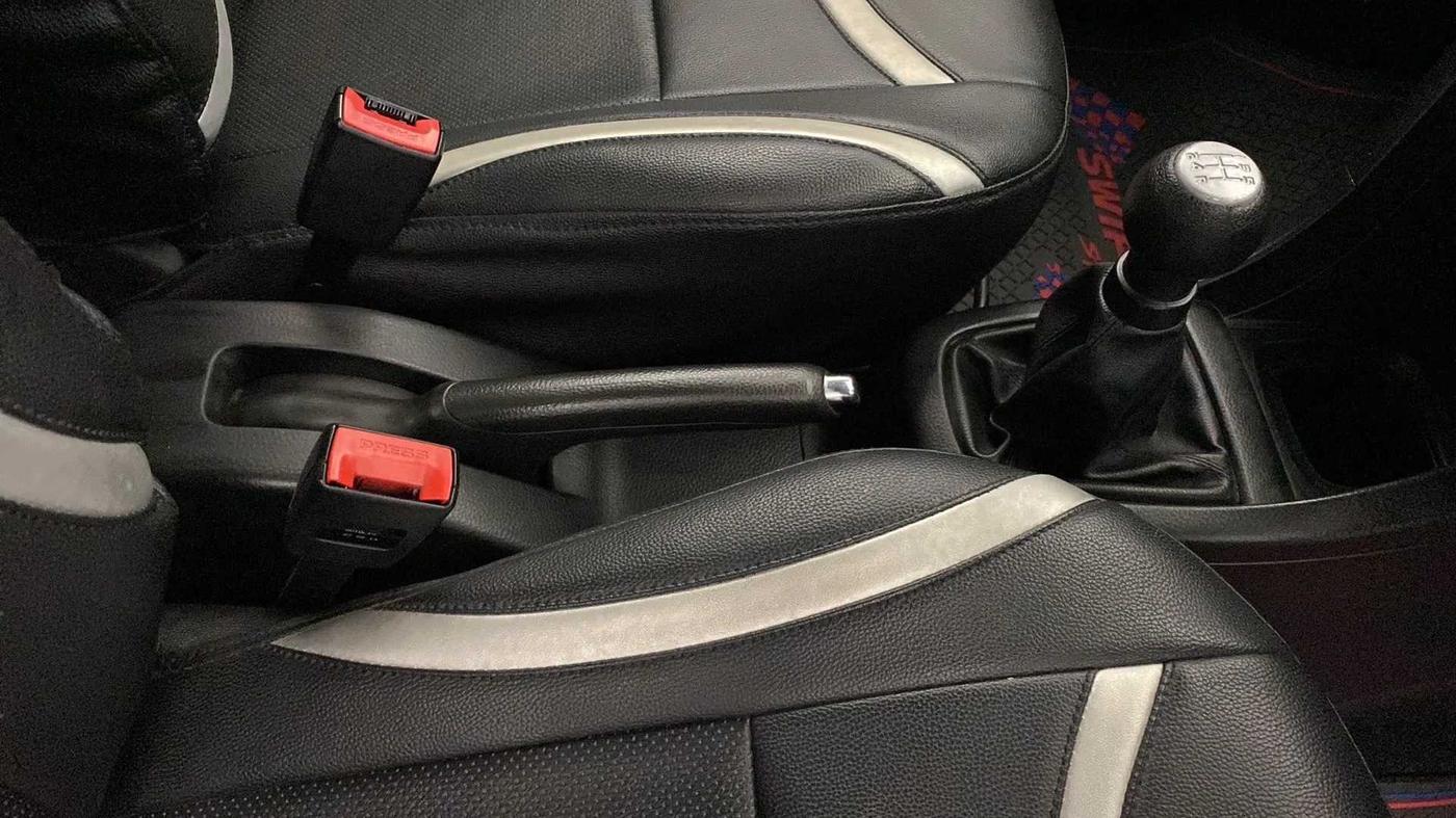 2014 Maruti Swift VXI, Petrol, Manual, 15,033 km, Gear Lever