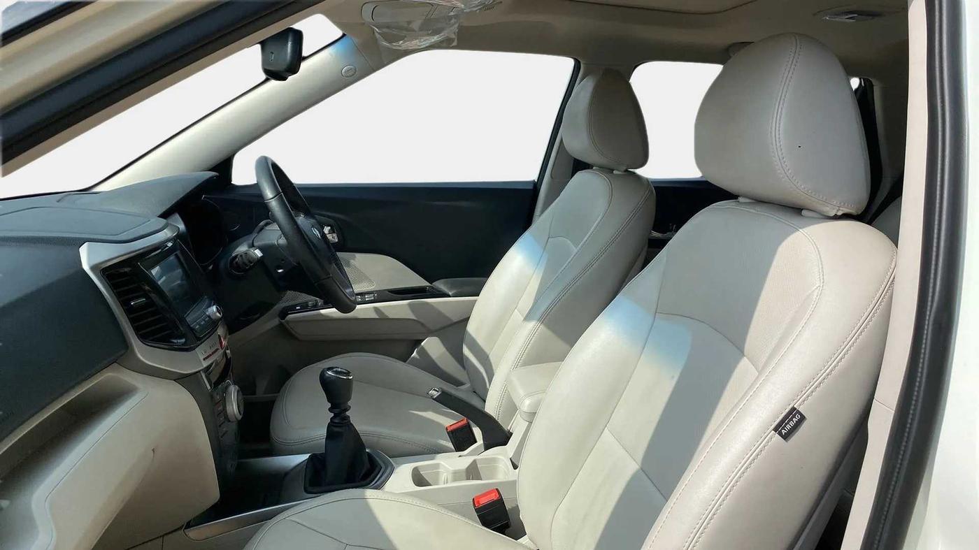 2021 Mahindra XUV300 W8 (O) 1.2 PETROL, Petrol, Manual, 32,102 km, Right Side Front Door Cabin