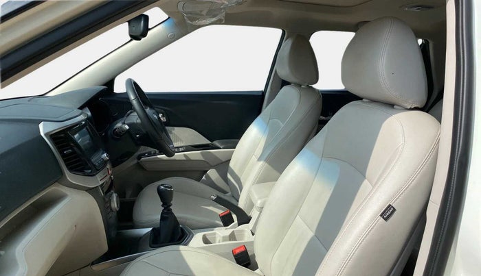 2021 Mahindra XUV300 W8 (O) 1.2 PETROL, Petrol, Manual, 32,102 km, Right Side Front Door Cabin
