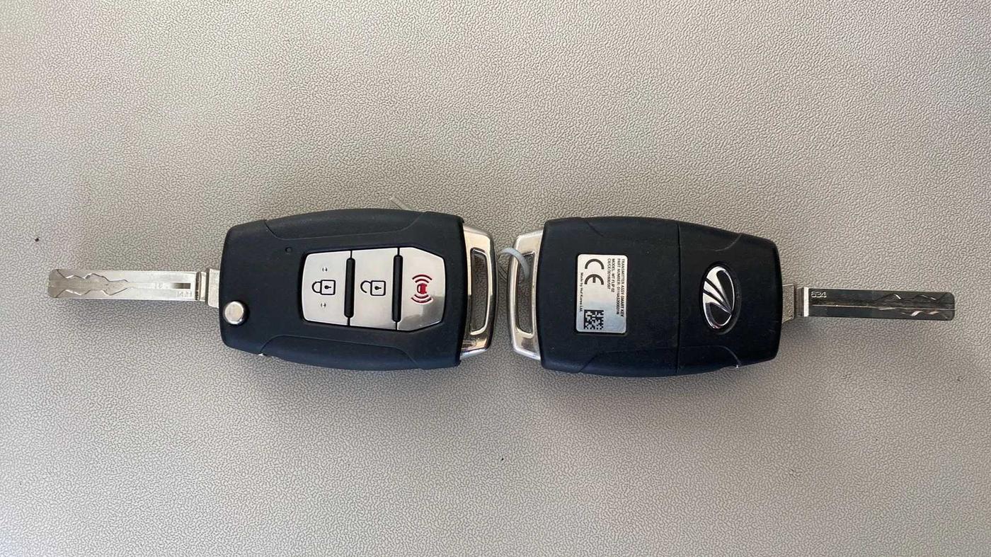 2021 Mahindra XUV300 W8 (O) 1.2 PETROL, Petrol, Manual, 32,102 km, Key Close Up