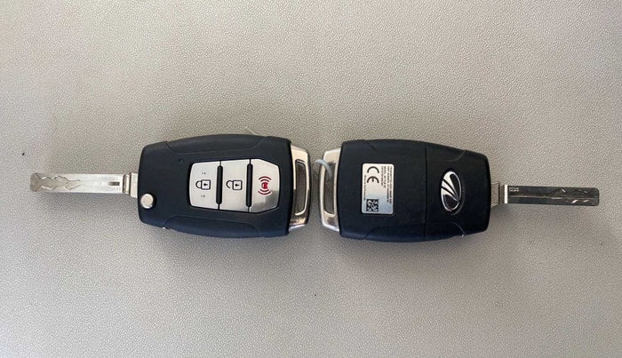 2021 Mahindra XUV300 W8 (O) 1.2 PETROL, Petrol, Manual, 32,102 km, Key Close Up