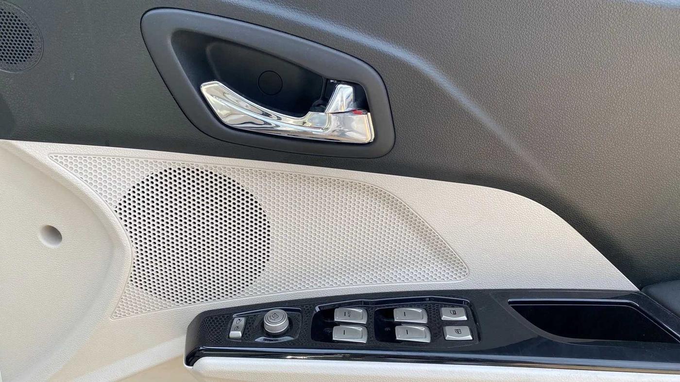 2021 Mahindra XUV300 W8 (O) 1.2 PETROL, Petrol, Manual, 32,102 km, Driver Side Door Panels Control