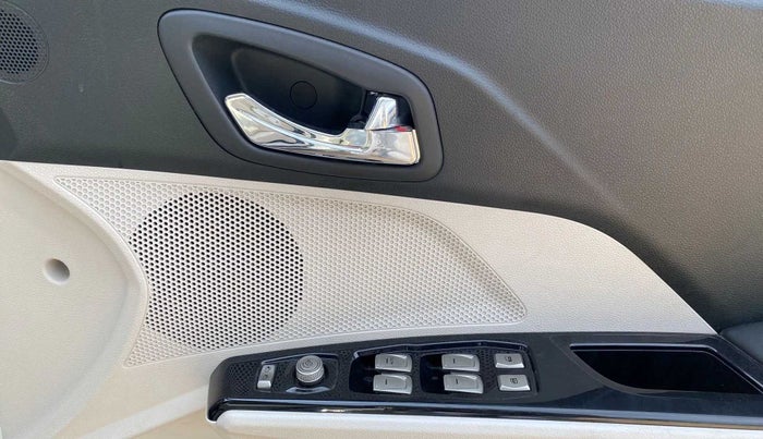 2021 Mahindra XUV300 W8 (O) 1.2 PETROL, Petrol, Manual, 32,102 km, Driver Side Door Panels Control