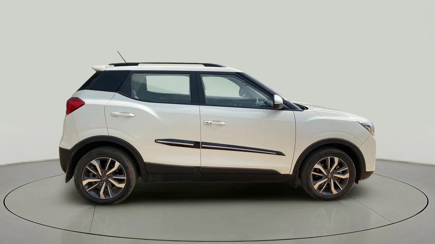 2021 Mahindra XUV300 W8 (O) 1.2 PETROL, Petrol, Manual, 32,102 km, Right Side View