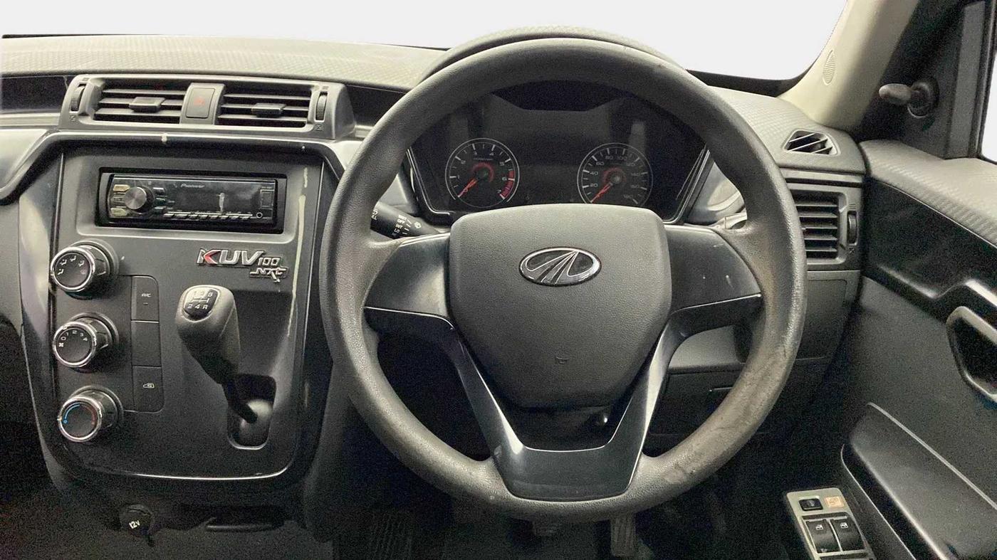 2017 Mahindra KUV 100 NXT K2 P 6 STR, Petrol, Manual, 48,150 km, Steering Wheel Close Up