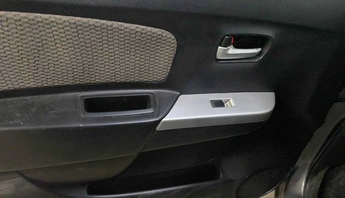 2016 Maruti Wagon R 1.0 LXI CNG, CNG, Manual, 14,176 km, Left front window switch / handle - Minor damage