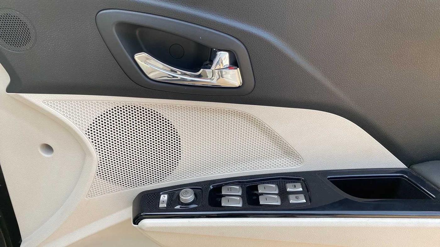2021 Mahindra XUV300 W8 (O) 1.2 PETROL, Petrol, Manual, 16,117 km, Driver Side Door Panels Control